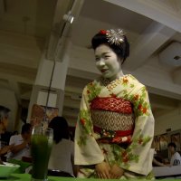 Maiko Mitsuhana coming to our table
